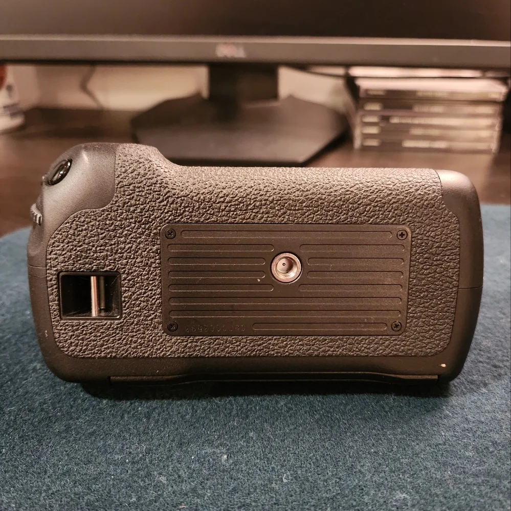 Genuine OEM Canon BG-E7 Battery Grip for Canon EOS 7D Camera